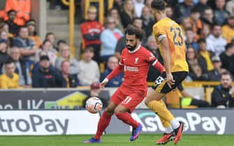 epa10863924 Mohamed Salah of Liverpool takes on Max Kilman of Wolverhampton Wanderers during the English Premier League match between Wolverhampton Wanderers and Liverpool FC in Wolverhampton, Britain, 16 September 2023.  EPA/VINCE MIGNOTT EDITORIAL USE ONLY. No use with unauthorized audio, video, data, fixture lists, club/league logos or 'live' services. Online in-match use limited to 120 images, no video emulation. No use in betting, games or single club/league/player publications