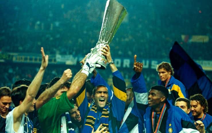Inter, Coppa Uefa 1998: capitan Bergomi alza il trofeo