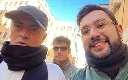 Mou, selfie con i tifosi a Roma: "Vi voglio bene"