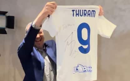 Amadeus guarda Inter-Juve con la maglia di Thuram