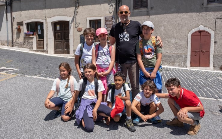 Riccardo Milani con i bambini di Un mondo a parte