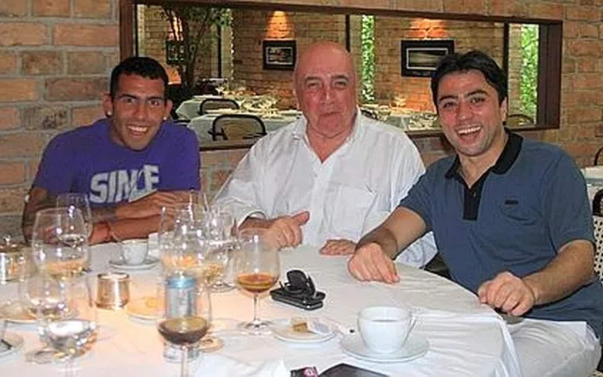 Galliani a pranzo con Tevez e il suo procuratore nel gennaio del 2012: l'Apache sembrava aver chiuso con il Milan, ma poi...