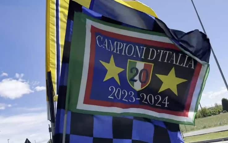Bandiere tricolori con la seconda stella ad Appiano Gentile