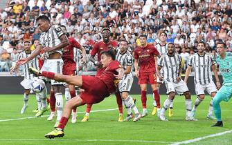 Juventus’ Alex Sandro and Roma’s Paulo Dybala in action during the italian Serie A soccer match Juventus FC vs AS Roma at the Allianz Stadium in Turin, Italy, 27 august 2022 ANSA/ALESSANDRO DI MARCO