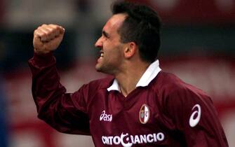 L'attaccante del Torino, Marco Ferrante, esulta dopo aver realizzato il gol del momentaneo pareggio (1-1) nel derby contro la Juventus terminato 2-2 allo stadio Delle Alpi di Torino, 24 febbraio 2002. ANSA/LOBERA