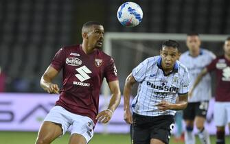 TURIN, ITALY - AUGUST 21: (L-R) Gleison Bremer of Torino FC against Luis Muriel of Atalanta BC during the Serie A match between Torino FC v Atalanta BC at Stadio Olimpico di Torino on August 21, 2021 in Turin, Italy. (Photo by Stefano Guidi/Getty Images)