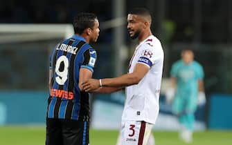 BERGAMO, ITALY - APRIL 27: Luis Muriel of Atalanta BC shakes hands with Bremer of Torino FC after the Serie A match between Atalanta BC and Torino FC at Gewiss Stadium on April 27, 2022 in Bergamo, Italy. (Photo by Emilio Andreoli/Getty Images)