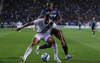 Bergamo, Italy, 27th April 2022. Gleison Bremer of Torino FC holds off a challenge from Duvan Zapata of Atalanta as the ball runs out of play during the Serie A match at Gewiss Stadium, Bergamo. Picture credit should read: Jonathan Moscrop / Sportimage via PA Images