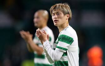 epa10165674 Celtic player Kyogo Furuhashi and teammates applaud fans at the end of the UEFA Champions League group F match between Celtic Glasgow and Real Madrid in Glasgow, Britain, 06 September 2022.  EPA/ROBERT PERRY