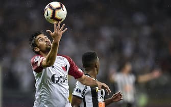 BELO HORIZONTE, BRAZIL - SEPTEMBER 26: Marcelo Estigarribia #28 of Colon heads the ball against Cazares #10 of Atletico MG during a match between Atletico MG and Colon as part of CONMEBOL Sudamericana 2019 at Mineirao Stadium on September 26, 2019 in Belo Horizonte, Brazil. (Photo by Pedro Vilela/Getty Images)
