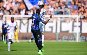 Felix Afena Gyan of US Cremonese and Kaleb Okoli of Atalanta BC battle for the ball   during Atalanta Bergamo - US Cremonese, 6th turn of Serie A Tim 2022/23 in Gewis Stadium, Bergamo, Lombardy, Italy, 11/09/22  (Photo by Andrea Bruno Diodato/DeFodi Images via Getty Images)