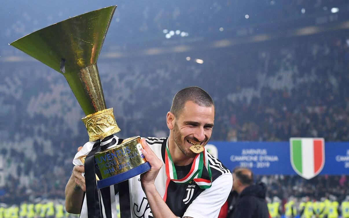 Quali giocatori hanno vinto più scudetti consecutivi? Buffon e Chiellini a nove Sky Sport Quali giocatori hanno vinto più scudetti consecutivi? Buffon e Chiellini a nove Sky Sport