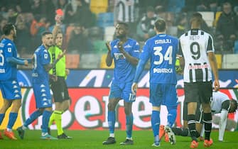 The referee of the match Marco Serra shows red card to Empoli's Jean-Daniel Akpa-Akpro  during  Udinese Calcio vs Empoli FC, italian soccer Serie A match in Udine, Italy, January 04 2023