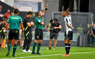 The referee of the match Gianluca Aureliano (C) talks to Udinese's Rodrigo Nascimento Becao (R) during the Italian Serie A soccer match Udinese Calcio vs US Salernitana at the Friuli - Dacia Arena stadium in Udine, Italy, 20 August 2022.
ANSA/ETTORE GRIFFONI