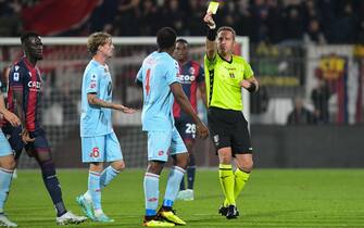 Foto Claudio Grassi/LaPresse 31 Ottobre 2022 - Monza, Italia - sport, calcio - Monza vs Bologna - Campionato italiano di calcio Serie A TIM 2022/2023 - U-Power Stadium. Nella foto: l’arbitro Luca Pairetto di Nichelino ammonisce Marlon (#4 Monza)

October 31, 2022 Monza, Italy - sport, soccer - AC Monza vs Bologna FC 1909 - Italian Serie A TIM Football Championship 2022/2023 - U-Power Stadium. In the pic: referee Luca Pairetto from Nichelino booking Marlon (#4 Monza)