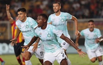 Inter's Denzel Demfries celebrated by his teammates after scoring the goal during the Italian Serie A soccer match US Lecce - Inter FC at the Via del Mare stadium in Lecce, Italy, 13 August 2022. ANSA/ABBONDANZA SCURO LEZZI