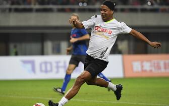 Sport Bilder des Tages 191116 -- CHANGSHA, Nov. 16, 2019 -- Ronaldinho R of Legendary Team One controls the ball during the Legendary Stars Football Challenge against Legendary Team Two in Changsha, central China s Hunan Province, Nov. 16, 2019. SPCHINA-CHANGSHA-FOOTBALL-LEGENDARY STARS CHALLENGE XuexYuge PUBLICATIONxNOTxINxCHN