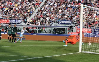 Lazio's Ciro Immobile scores the goal 1-1 during the italian serie A soccer match Bologna Fc vs SS Lazio Ss at the Renato Dall'Ar  stadium in Bologna, Italy, 6 October 2019. ANSA/GIORGIO BENVENUTI