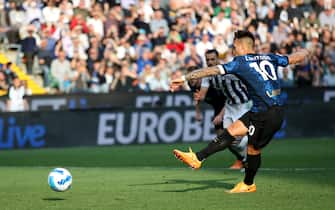 Inter s Lautaro Martinez (R) takes the penalty during the Italian Serie A soccer match Udinese Calcio vs FC Internazionale at the Friuli - Dacia Arena stadium in Udine, Italy, 1 May 2022. ANSA/GABRIELE MENIS