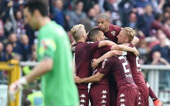 Esultanza di Matteo Darmian con i compagni di squadra del Torino dopo il goal dell'1-1 durante il derby Torino-Juventus allo stadio Olimpico, Torino, 26 Aprile 2015. ANSA/ ALESSANDRO DI MARCO