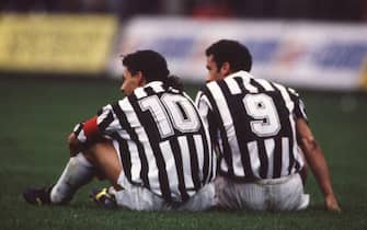MILAN, ITALY - APRIL 17: Juventus player Roberto Baggio with Vialli sitting on the ground during Milan - Juventus, on April 17, 1993, in Milan, Italy. (Photo by Juventus FC - Archive/Juventus FC via Getty Images)