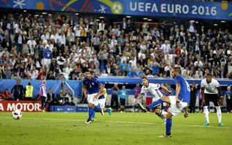 epa05404388 Leonardo Bonucci (2-R) of Italy scores the 1-1 goal from a penalty conceded by Jerome Boateng (R) of Germany during the UEFA EURO 2016 quarter final match between Germany and Italy at Stade de Bordeaux in Bordeaux, France, 02 July 2016.(RESTRICTIONS APPLY: For editorial news reporting purposes only. Not used for commercial or marketing purposes without prior written approval of UEFA. Images must appear as still images and must not emulate match action video footage. Photographs published in online publications (whether via the Internet or otherwise) shall have an interval of at least 20 seconds between the posting.)  EPA/RUNGROJ YONGRIT   EDITORIAL USE ONLY