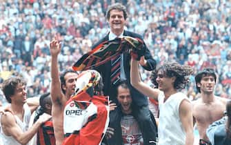 I rossoneri festeggiano il 15/mo scudetto portando in trionfo l'allenatore Fabio Capello dopo Milan-Fiorentina il 28 aprile 1996. ANSA / CARLO FERRARO