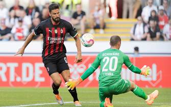 16 July 2022, North Rhine-Westphalia, Cologne: Soccer: Test match, 1. FC Köln - AC Milan, RheinEnergieStadion. Milan's Olivier Giroud (l) scores to make it 1:0 against goalkeeper Marvin Schwäbe. Photo: Rolf Vennenbernd/dpa