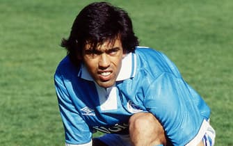 Daniel Fonseca of SSC Napoli ties his shoes during the Serie A 1992-93, Italy. (Photo by Alessandro Sabattini/Getty Images)