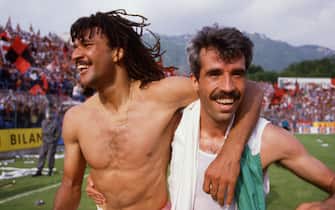 ITALY, UNSPECIFIED: 1987-88 Ruud Gullit and Pietro Paolo Virdis of AC Milan championship victory during the Serie A match betwen Como and AC Milan, on Stadio Giuseppe Sinigagliai in Como Italy.  (Photo by Alessandro Sabattini/Getty Images)