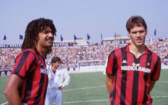 ITALY, UNSPECIFIED: 1987-88 Ruud Gullit and Marco Van Basten of AC Milan look on before the Serie A match betwen Pisa and AC Milan, on Stadio Arena Garibaldi in Pisa Italy.  (Photo by Alessandro Sabattini/Getty Images)