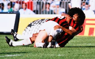 NAPLES, ITALY - MAY 01: Marco van Basten (L) of AC Milan celebrates scoring his side's third goal with his team mate Ruud Gullit (R) of AC Milan during the Serie A match between Napoli and AC Milan at the Stadio Pao Paulo on May 1, 1988 in Naples, Italy. (Photo by Etsuo Hara/Getty Images)
