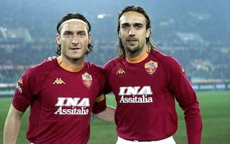 Francesco Totti and Gabriel Batistuta of AS Roma pose for photo during the Serie A 2000-01, Italy. (Photo by Alessandro Sabattini/Getty Images)