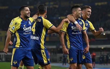 VERONA, ITALY - OCTOBER 30: Giovanni Simeone of Hellas Verona celebrates after scoring his team second goal during the Serie A match between Hellas and Juventus at Stadio Marcantonio Bentegodi on October 30, 2021 in Verona, Italy. (Photo by Alessandro Sabattini/Getty Images)