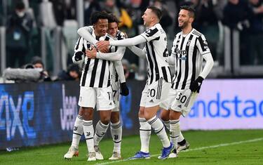 Magie di Cuadrado e Dybala: Genoa battuto 2-0
