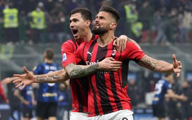 AC Milan's Olivier Giroud (R) jubilates with his teammate Alessio Romagnoli after scoring goal of 1 to 1 during the Italian serie A soccer match between FC Inter  and Milan at Giuseppe Meazza stadium in Milan, 5 February   2022.
ANSA / MATTEO BAZZI