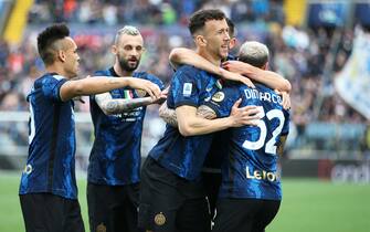 Inter’s Ivan Perisic (C) jubilates with his teammates after scoring the goal during the Italian Serie A soccer match Udinese Calcio vs FC Internazionale at the Friuli - Dacia Arena stadium in Udine, Italy, 1 May 2022. ANSA/GABRIELE MENIS