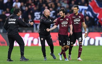 SALERNO, ITALY - MAY 08: Simone Verdi of US Salernitana celebrates scoring their side's first goal with staff and Ivan Radovanovic during the Serie A match between US Salernitana and Cagliari Calcio at Stadio Arechi on May 08, 2022 in Salerno, Italy. (Photo by Francesco Pecoraro/Getty Images)