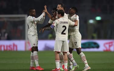 4-2 a un Bologna in nove, il Milan torna in testa