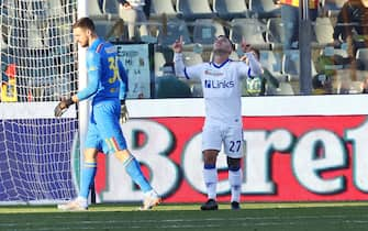 Foto Simone Venia/LaPresse 04  Febbraio 2023 - Cremona, Italia - sport, calcio - Cremonese vs Lecce - Campionato italiano di calcio Serie A TIM 2022/2023 - Stadio Giovanni Zini. Nella foto: esultanza Gabriel Strefezza (Lecce) gol 0-2 


february 04, 2023 Cremona, Italy - sport, soccer - US Cremonese vs Lecce - Italian Serie A TIM Football Championship 2022/2023 - Giovanni Zini Stadium. In the pic: esultanza Gabriel Strefezza (Lecce) gol 0-2