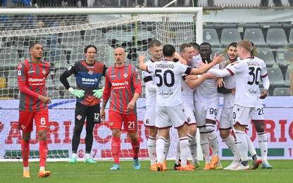 La Cremonese vede la B: il Bologna dilaga 5-1