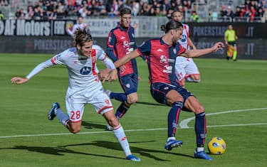 Maric risponde a Dossena: 1-1 tra Cagliari e Monza