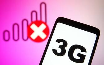 UKRAINE - 2022/01/15: In this photo illustration, a 3g sign is seen on a smartphone screen and no signal icon in the background. (Photo Illustration by Pavlo Gonchar/SOPA Images/LightRocket via Getty Images)