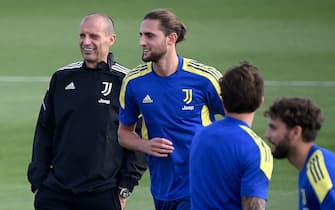 Juventus' Italian head coach Massimiliano Allegri (L) and Juventus' French midfielder Adrien Rabiot (2ndL) attend a training session on September 28, 2021 at the Continassa training ground in Turin, on the eve of the UEFA Champions League Group H football match between Juventus and Chelsea. (Photo by MARCO BERTORELLO / AFP) (Photo by MARCO BERTORELLO/AFP via Getty Images)