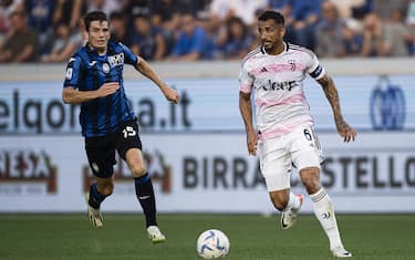 GEWISS STADIUM, BERGAMO, ITALY - 2023/10/01: Danilo Luiz da Silva (R) of Juventus FC competes for the ball with Marten de Roon of Atalanta BC during the Serie A football match between Atalanta BC and Juventus FC. The match ended 0-0 tie. (Photo by NicolÃ² Campo/LightRocket via Getty Images)