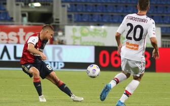 Cagliari's Razvan Marin (L) and Genoa's Kevin Strootman (R) in action during the Italian Serie A soccer match Cagliari Calcio vs Genoa CFC at Sardegna Arena stadium in Cagliari, Sardinia island, Italy,22 May 2021 ANSA/FABIO MURRU