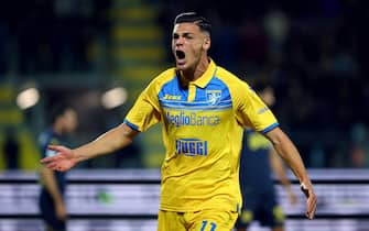 Marvin Cuni of Frosinone celebrates after scoring 1-0 goal during the Serie A soccer match between Frosinone Calcio and Empoli FC at Benito Stirpe stadium in Frosinone, Italy, 6 November 2023. ANSA/FEDERICO PROIETTI