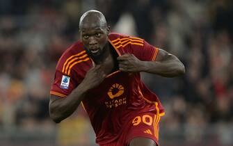 Foto Alfredo Falcone/LaPresse 05 Novembre 2023 - Roma, Italia - sport, calcio - Roma vs Lecce - Campionato italiano di calcio Serie A TIM 2023/2024 - Stadio Olimpico di Roma. 
Nella foto: esultanza Romelu Lukaku (AS Roma)

Foto Alfredo Falcone/LaPresse November 05, 2023 Rome, Italy - sport, soccer - Roma vs Lecce - Italian Serie A Football Championship 2023/2024 - Olimpic Stadium în Rome.
 In the pic: Romelu Lukaku (AS Roma) celebrates