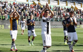I giocatori del Parma salutano la curva a fine partita Parma-Hellas Verona allo stadio Ennio Tardini di Parma, 24 maggio 2015. ANSA/SERENA CAMPANINI
