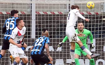 Crotone's Niccolo' Zanellato scores goal of 0 to 1 against Inter Milan's goalkeeper Samir Handanovic during the Italian serie A soccer match  between Fc Inter and Crotone at Giuseppe Meazza stadium in Milan 3 January  2021.
ANSA / MATTEO BAZZI